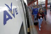El AVE entre Palencia y León ya circula con normalidad, pero aún espera para hacerlo a los 350 kilómetros por hora.-EL MUNDO