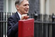 El ministro de Finanzas británico, Philip Hammond, posa con el tradicional maletín rojo del presupuesto.-/ AP / FRANK AUGSTEIN