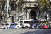 Efectivos policiales y de emergencia, en la zona donde ha tenido lugar el ataque terrorista, este jueves, en Barcelona-EFE / ANDREU DALMAU