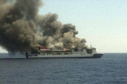 El buque incendiado, en la imagen tomada por uno de los pasajeros evacuados.-Foto: EFE