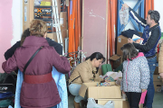 Varias personas miran objetos en un mercadillo organizado por la asociación.-ISRAEL L. MURILLO