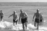 El ministro Manuel Fraga y el embajador estadounidense se bañan en la playa de Palomares, en 1966.-EFE