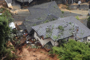 Los equipos de rescate trabajan en Kitakyushu para hacer frente a los varios deslizamientos debidos a las lluvias torrenciales.  /-REUTERS