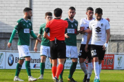 Julio Rico y Undabarrena protestan al colegiado en el choque ante el Coruxo del pasado domingo-CORUXO FC