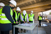 La consejera de Educación visitó las obras del centro. TOMÁS ALONSO