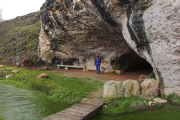 La imagen muestra el resultado de las obras que alteraron la entrada de la cueva y su yacimiento arqueológico y que fueron denunciadas ante la Junta.-MIGUEL ÁNGEL MARTÍN / GRUPO ESPELEOLÓGICO EDELWEISS