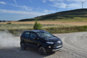 El nuevo Ford sorprende en su estética por parecer más un TT que un urbanos, más estrecho y alto. Se comporta muy dignamente off the road y alegre en carretera.-HÉCTOR FUSTEL