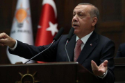 El presidente turco, Tayyip Erdogan se dirige a miembros del Parlamento durante una sesión del parlamento turco en Ankara.-UMIT BEKTAS (REUTERS)