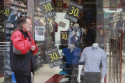 Un comercio anuncia en el escaparate un generoso descuento coincidiendo con el Black Friday.-RAÚL OCHOA