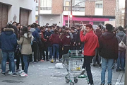 Decenas de jóvenes arandinos hacen botellón en plena calle con total normalidad.-L.V.