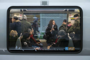 Soldados franceses vigilan el interior de un vagón de metro en la estación de metro de Trocadero en París (Francia).-Foto: EFE