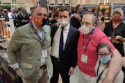 Rafael González, director general de la IGP Morcilla de Burgos, junto a Pablo Casado y los actores José de Luna y Gloria Ramos. ECB