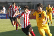 Soto pugna con un jugador del Athletic B durante un encuentro de pretemporada.-SANTI OTERO
