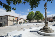 El Ayuntamiento preside la plaza en la que luce un bien conservado crucero.-ISRAEL L. MURILLO