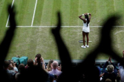 Cori Gauff celebra asombrada su triunfo sobre Venus Williams en Wimbledon.-CARL RECINE