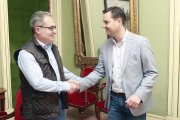 Ángel Martín y Daniel de la Rosa se saludan en la antesala de la Alcaldía de la ciudad de Burgos.-RAÚL OCHOA