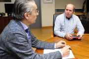 Un momento de la reunión que mantuvieron ayer el delegado regional (izq.) y el alcalde (dch.) en la sede regional. I.L.M.