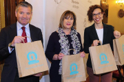 (De izq. a dch.), Gómez, Aparicio y Vázquez muestran las bolsas con el logo de la campaña que comienza mañana.-I. L.M.