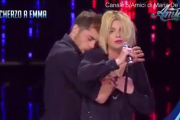 Vídeo en el que se aprecia como el bailarín toca por todo el cuerpo a la cantante que disgustada intenta proseguir con la canción mientras le aparta-YOUTUBE