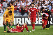 El australiano Sainsbury consuela al sirio Jehad al Baour tras el partido.-AFP