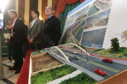 Un momento de la presentación del proyecto, ayer, con la maqueta del nuevo puente en primer plano y en segundo los representantes políticos.-RAÚL G. OCHOA