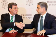 César Rico y Rafael Barbero se estrechan la mano tras la firma del acuerdo.-ECB