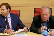 Tino Rodríguez y José Francisco Martín, en una imagen de archivo durante su participación en una comisión en las Cortes autonómicas.-ICAL