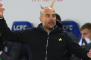 Pep Guardiola gesticula durante el partido del City contra el Leicester.-AFP / LINDSEY PARNABY