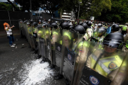 Choques entre manifestantes y policías en Venezuela.-AFP / JUAN BARRETO
