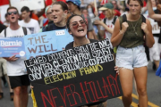 Seguidores del senador Bernie Sanders se manifiestan en el centro de Filadelfia el lunes 25 de mayo.-AP / JOHN MINCHILLO