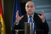 El ministro del Interior en funciones, Jorge Fernández Díaz, durante la rueda de prensa que ha ofrecido este jueves en la sede de su departamento.-EFE / LUCA PIERGIOVANNI