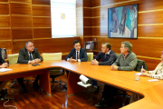 Imagen de la reunión entre el consejero de Sanidad, el alcalde de Burgos y la plataforma vecinal. ECB