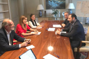 Miguel Ángel Adrián, Aitana Hernando y Esther Peña (izquierda), ayer, con el ministro de Fomento.-ECB