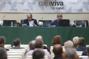 Javier Leal y Zacarías Maestro durante la conferencia de ayer en el Aula Agraria de la Fundación Caja Rural.-RAÚL G. OCHOA