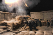 Un soldado del regimiento 502 de EEUU dispara un proyectil en apoyo de fuerzas británicas durante la Operación Hamkari en Afganistán.-RUPER FRERE