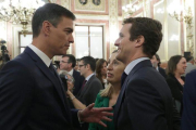 El presidente del Gobierno, Pedro Sanchez, saluda a Pablo Casado, líder de los populares, en presencia de la presidenta del Congreso, Ana Pastor.-ZIPI (EFE)