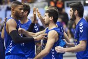 Jasiel Rivero recibe la felicitación de su compañero Bruno Fitipaldo durante el partido frente al Joventut.-ACB PHOTO / B. B. HOJAS
