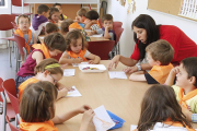 Un grupo de niños junto a una monitora en una imagen de archivo.-ISRAEL L. MURILLO