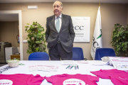 Enrique Plaza, presidente de la junta provincial de la AECC en Burgos posa con las camisetas de la campaña ‘Explórate’ de Promecal.-SANTI OTERO
