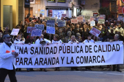 Alrededor de 7.000 personas se concentraron ayer por la tarde en Aranda de Duero en protesta por la pérdida de especialistas y los retrasos del nuevo hospital.-ICAL