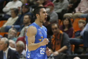 Álex López celebra con rabia una canasta.-ACB PHOTO
