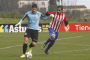Mikel Aurreko se dispone a despejar el balón en el choque ante el Sporting de Gijón B.-
