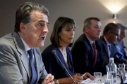 Los máximos responsables de Air France-KLM, Alexandre de Juniac; EasyJet, Carolyn McCall; IAG, Willie Walsh; Lufthansa, Carsten Spohr y Ryanair, Michael O'Leary, presentan su alianza en Diegem, cerca del aeropuerto de Bruselas.-Foto: REUTERS