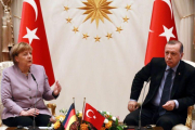 El presidente turco, Recep Tayyip Erdogan, y la cancillera alemana, Angela Merkel.-ADEM ALTAN / AFP