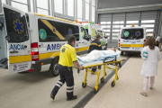 Imagen de ambulancias durante el traslado de los pacientes del Yagüe al nuevo Hospital Universitario.-SANTI OTERO