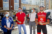 Los ciclistas fueron recibidos por el alcalde y los representantes de Comercio y Cáritas. SANTI OTERO