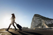 Una mujer camina por La Línea de la Concepción (Cádiz), justo en la frontera entre España y Gibraltar.-AP / DANIEL OCHOA DE OLZA
