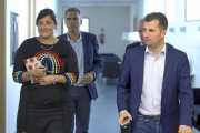 Javier Izquierdo acompaña a Luis Tudanca tras la reunión con la dirección del grupo socialista.-Ical