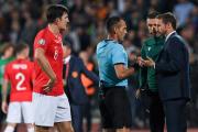 El seleccionador inglés, Gareth Southgate, comentaal árbitro los insultos racistas en Sofía.-EFE / EPA / VASSIL DONEV