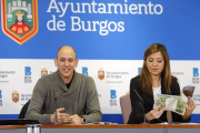 Alberto González, impulsor de la guía, y Carolina Blasco, teniente de alcalde, durante la presentación.-RAÚL G. OCHOA